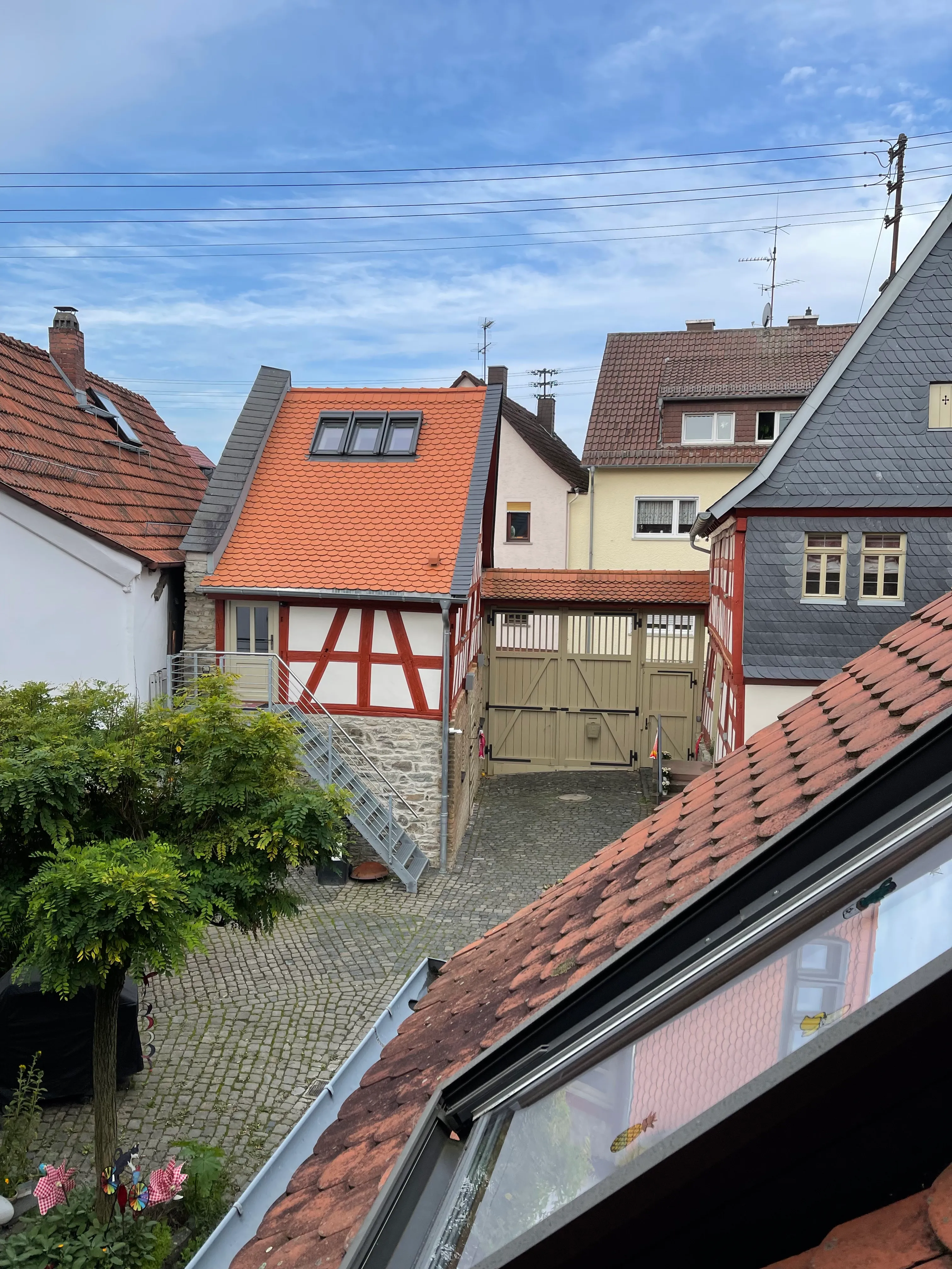 Hofansicht mit traditionellen Fachwerkhäusern in Wiesbaden-Auringen