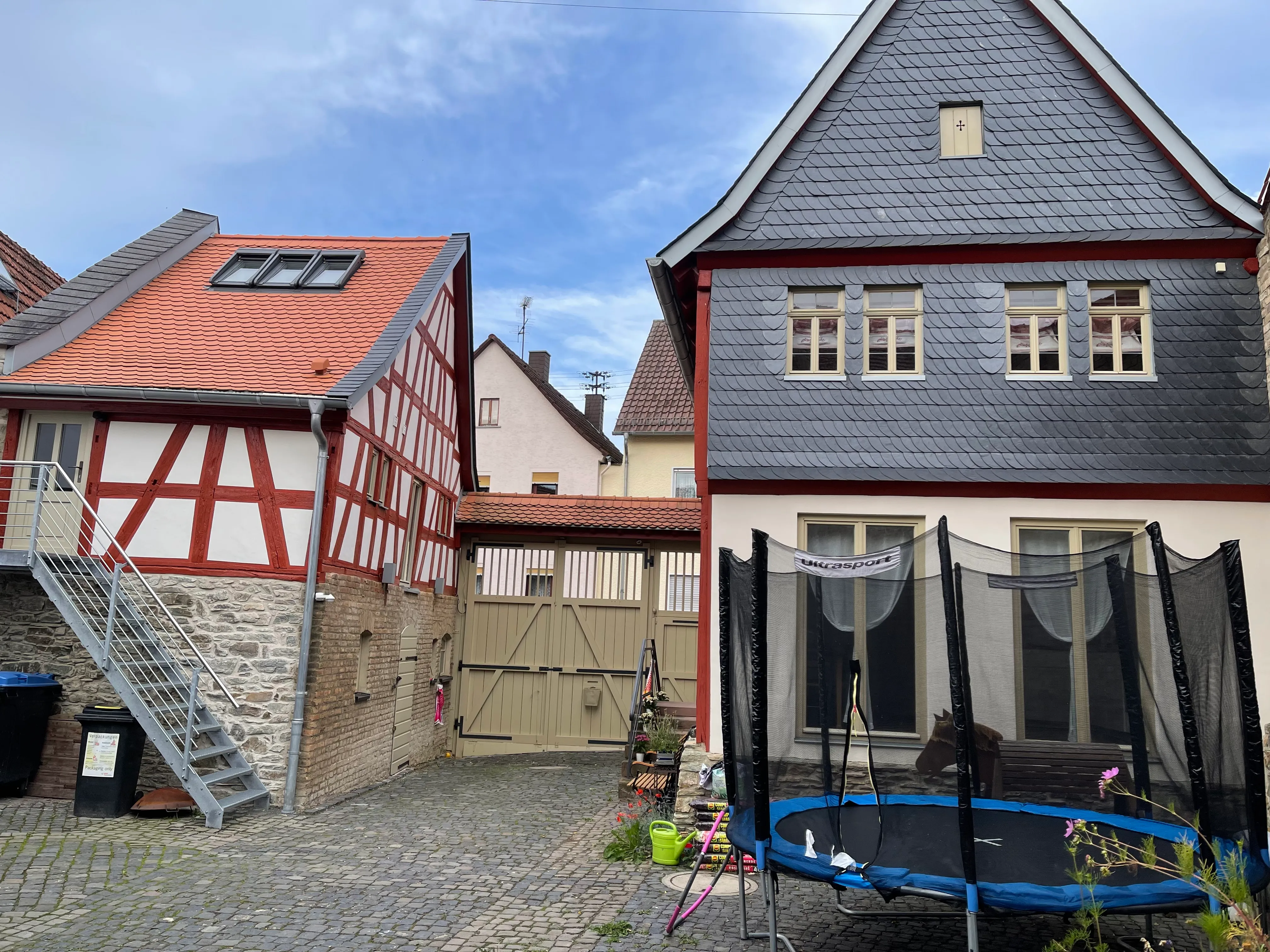 Innenhof mit Außentreppe zum Alten Speicher