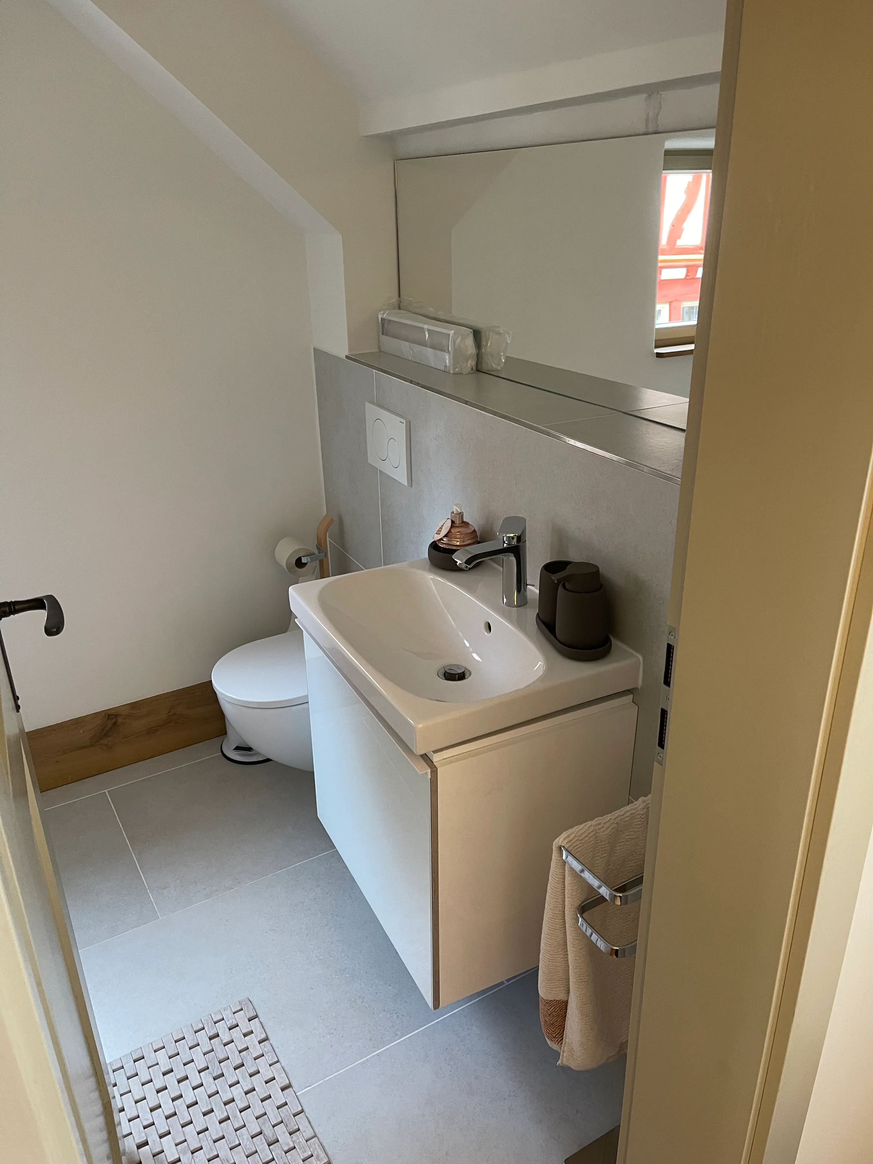 Modernes Badezimmer mit Waschbecken und großem Spiegel