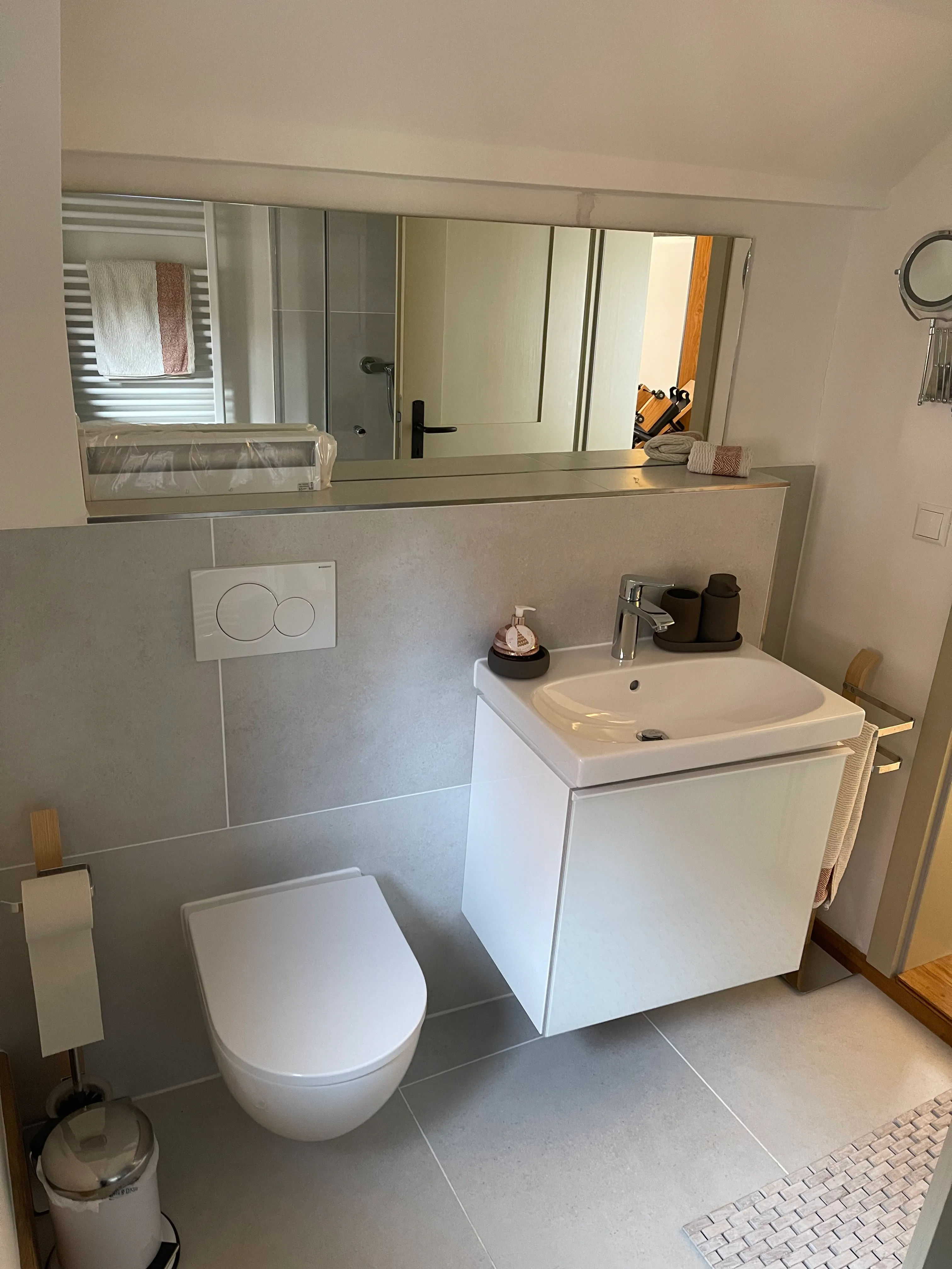 Badezimmer mit ebenerdiger Dusche und WC