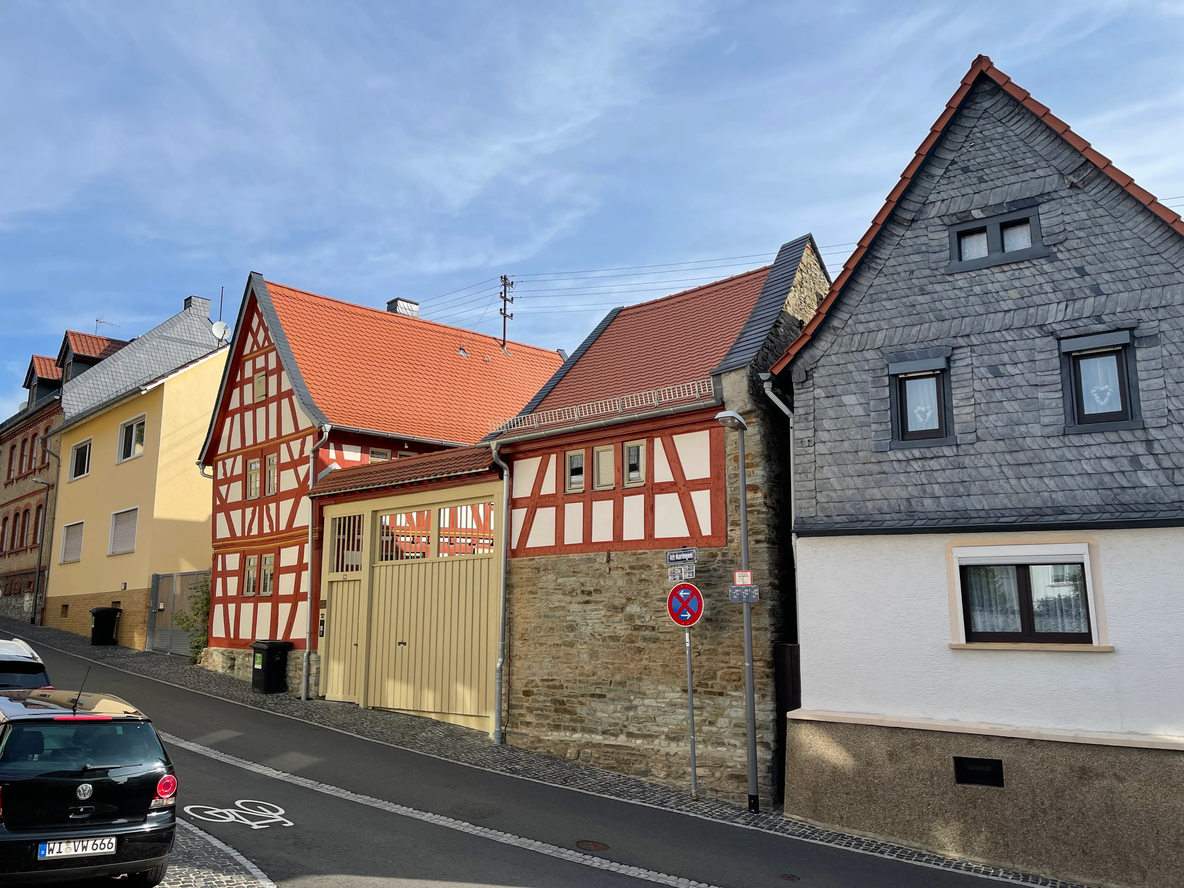 Straßenansicht der historischen Fachwerkhäuser in Auringen