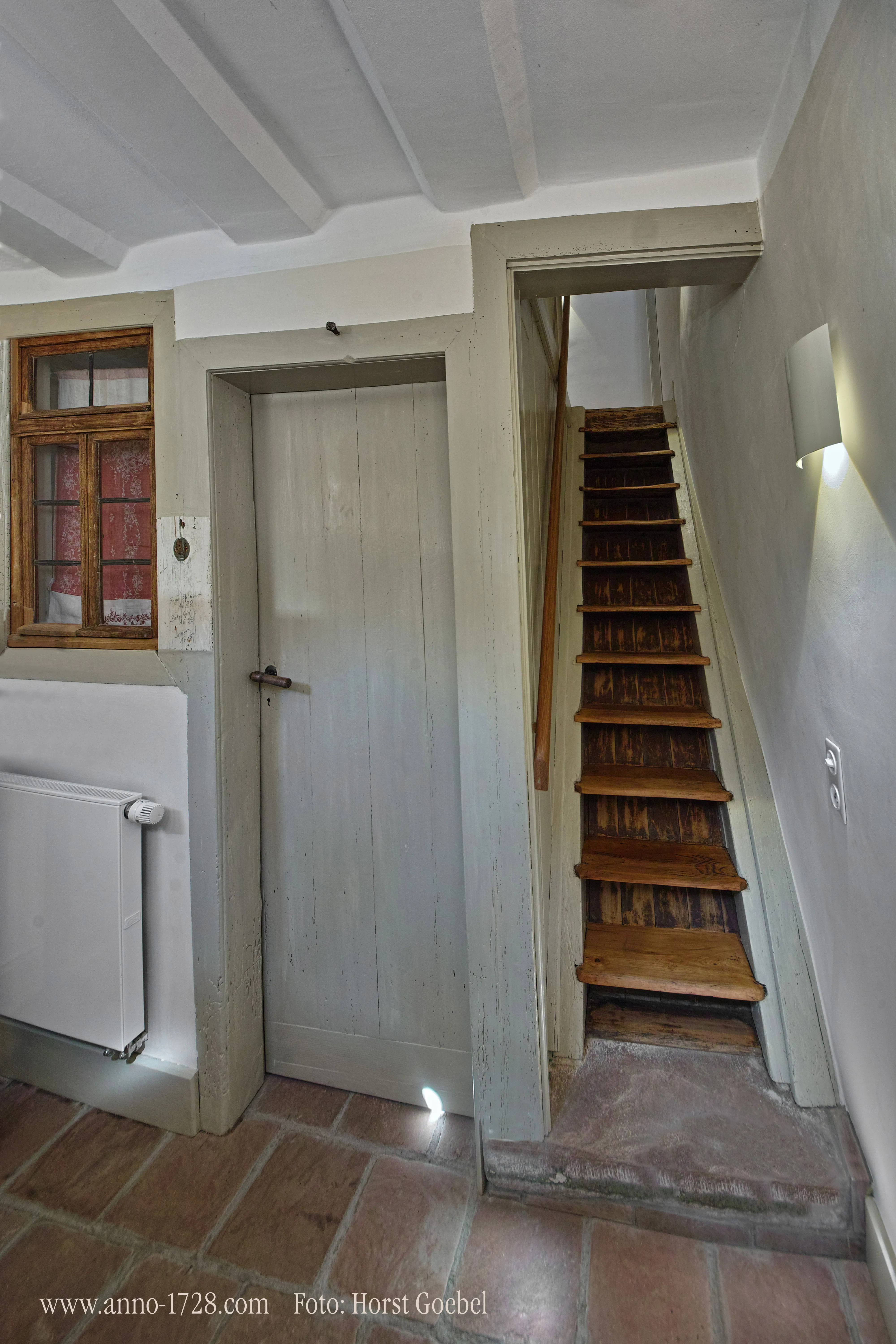 Historische steile Holztreppe mit abgenutzten Stufen