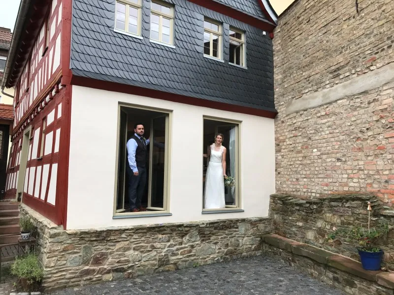 Hochzeitsfoto vor dem Fachwerkhaus