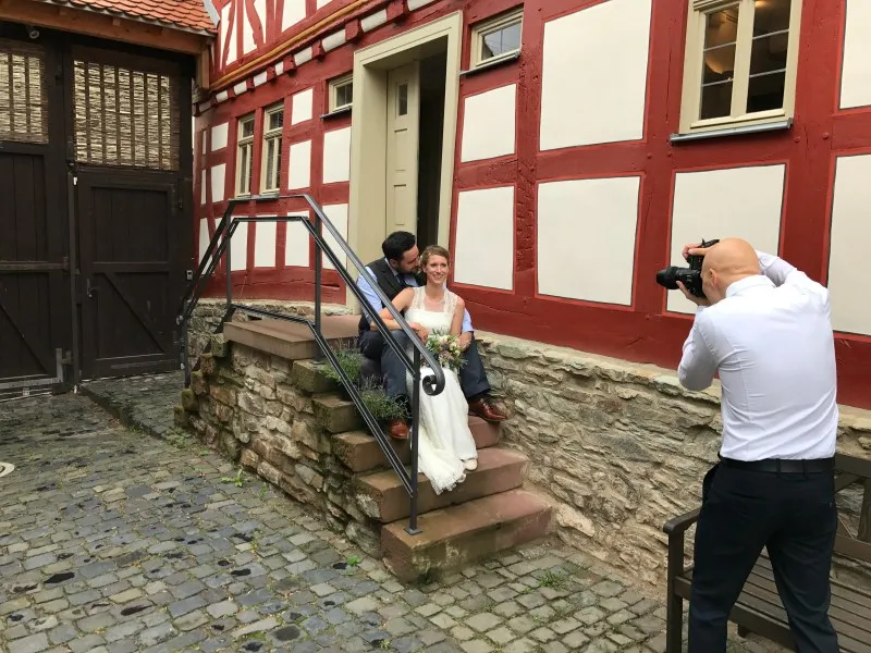 Brautpaar vor historischer Fassade